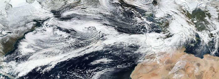 Imagen MODIS del satélite SUOMI-NPP en color 'natural' del día 20 a mediodía. La borrasca Elsa, al oeste de Irlanda, forma parte de un sistema mucho mayor que atraviesa el Atlántico