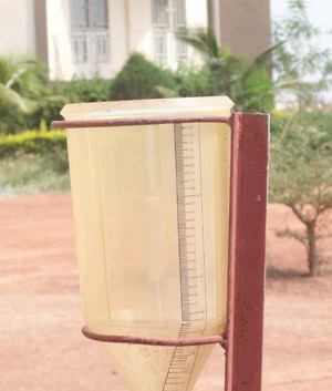 Uno de los pluviómetros distribuidos entre las comunidades agrícolas participantes en METAGRI