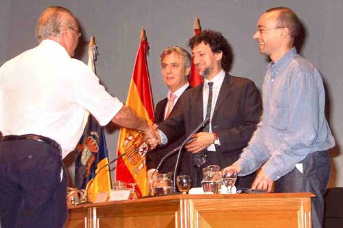 Francisco Valido, Luis Balairón y Fernando Bullón felicitan a los colaboradores en Canarias