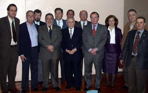 Francisco Marqués, Milagros García-Pertierra yJosé Antonio Maldonado junto a colaboradores premiados
