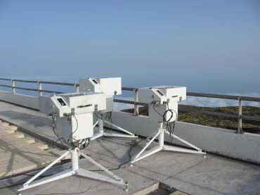 Vista de tres espectrofotómetros en la terraza del Observatorio Atmosférico de Izaña del Instituto Nacional de Meteorología. Foto cortesía de Alberto Redondas