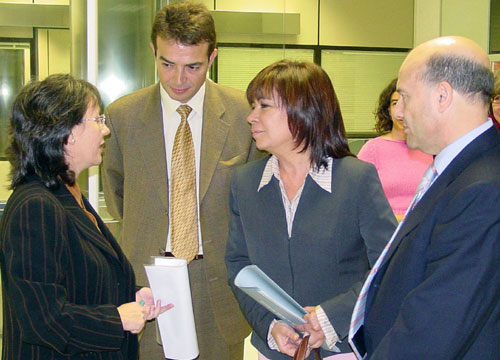Cristina Narbona, en el centro, charla con la subdirectora, Carmen Rus, ante el secretario general, Arturo Gonzalo -a su derecha-, y el director general, Francisco Cadarso .