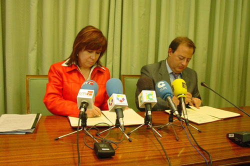La Ministra de Medio Ambiente y el Consejero de Medio Ambiente y Ordenación Territorial del Gobierno de Canarias, en el momento de la firma