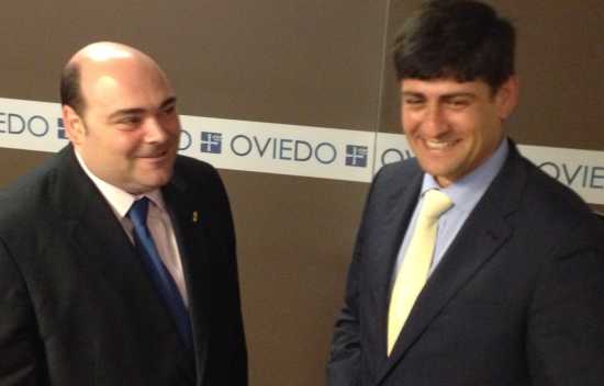 Daniel Cano y el alcalde de Oviedeo, Agustín Iglesias