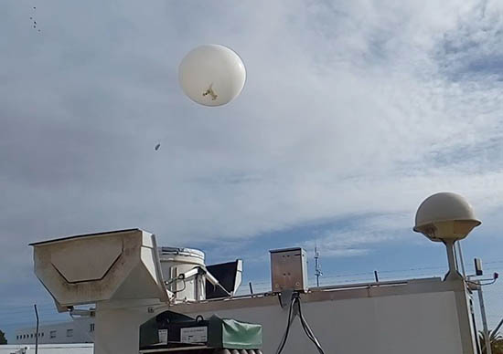 El globo sonda, saliendo de la estación de lanzamientos automáticos.