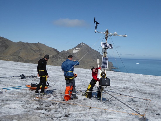 Personal de Aemet trabajando en las estaciones meteorológicas de las Bases Antárticas Españolas