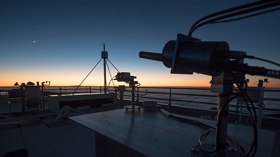 Equipos de medición de los gases de efecto invernadero en la terraza del Observatorio de Izaña al atardecer