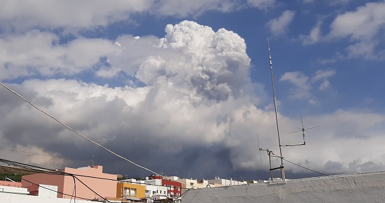 Penacho del humo del volcán el día 23 por la tarde desde Tazacorte dónde están instalados los instrumentos de calidad del aire (Fotografía: personal de AEMET)