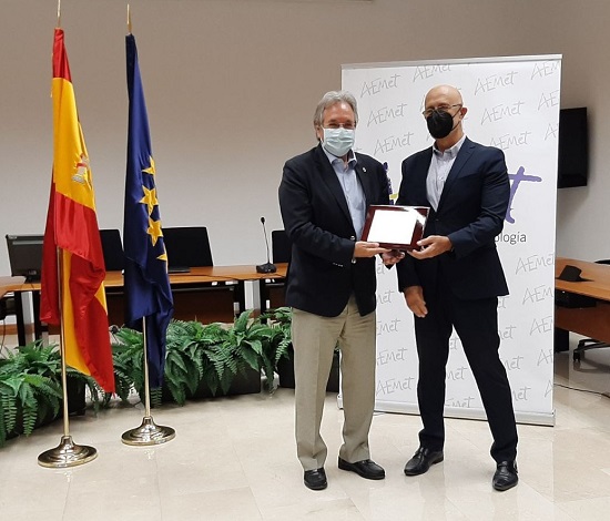 Francisco J. Ruiz Boada, premio especial de 2021, con su galardón, entregado por Miguel Ángel González presidente de la Agencia Estatal de Meteorología