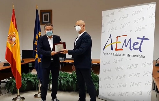 Roberto Brasero, premio especial de 2021, con su galardón, entregado por Miguel Ángel González presidente de la Agencia Estatal de Meteorología