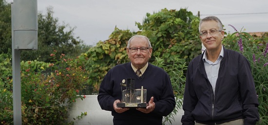 Jaime Fraga Veiga, premio nacional al mejor colaborador tradicional de la red de climatología de 2021, con su galardón, entregado por Francisco Infante, Delegado Territorial de AEMET en Galicia