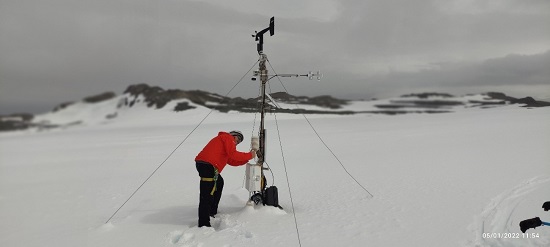 Tareas de mantenimiento en estación meteorológica en Glaciar Hurd