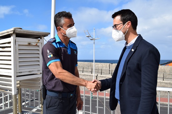 Juan Manuel Martín Rodríguez, premio nacional al mejor colaborador tradicional de la red de climatología de 2022, con David Suárez, Delegado Territorial de AEMET en Canarias
