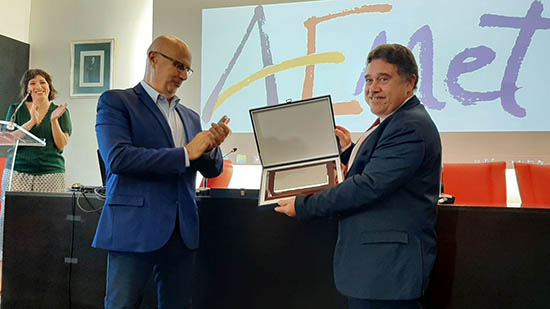 Enrique Sánchez, presidente de la asociación ECOMETTA, recibe el premio de manos de Miguel Ángel López, presidente de AEMET