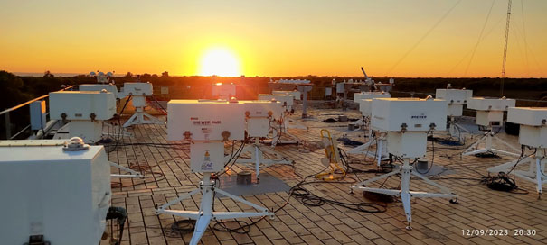 Terraza de la Estación de Sondeos Atmosféricos del INTA en El Arenosillo (Huelva), en primer plano los espectoradiómetos Brewer realizando las medidas durante la XVIII Campaña Internacional de calibración e intercomparación de instrumentos para la medida de ozono total y radiación solar ultravioleta celebrada recientemente.