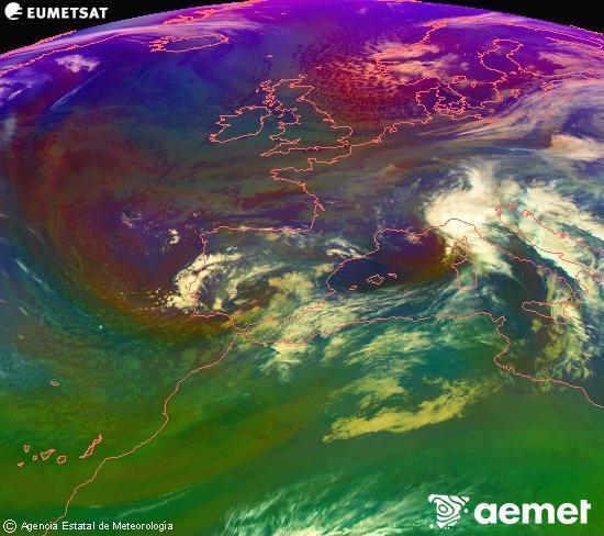 Composici RGB en la qual es barregen diversos canals del satllit Meteosat operacional en 0N 0W, que ens dna una idea de les caracterstiques de les masses d'aire i de la nuvolositat. dilluns, 17 de novembre  2025 00:00