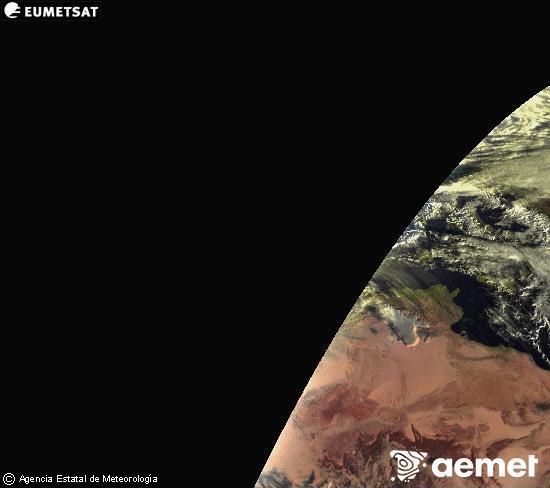 Esta imaxe x�rase utilizando informaci�n das canles visibles do sat�lite METEOSAT pertencente � segunda xeraci�n de sat�lites  Meteosat (MSX). Por ese motivo, s� hai informaci�n na zona iluminada polo sol. Ademais, as canles foron normalizadas para que o brillo non dependa da posici�n do sol.&nbsp;venres, 2 xaneiro  2026 08:00