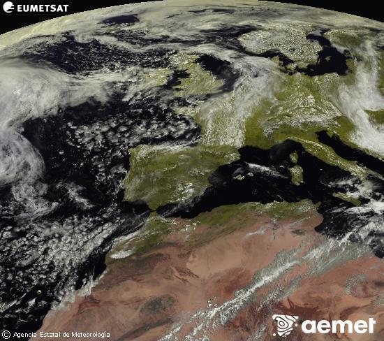 Esta imaxe x�rase utilizando informaci�n das canles visibles do sat�lite METEOSAT pertencente � segunda xeraci�n de sat�lites  Meteosat (MSX). Por ese motivo, s� hai informaci�n na zona iluminada polo sol. Ademais, as canles foron normalizadas para que o brillo non dependa da posici�n do sol.&nbsp;domingo, 17 maio  2026 12:00