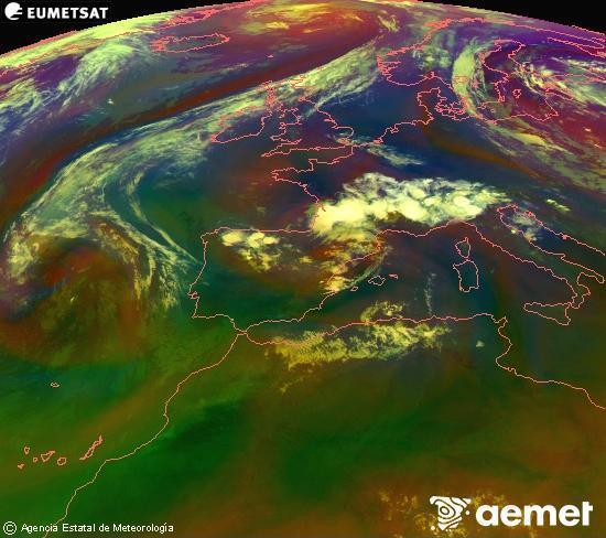 Composici�n RGB en la que se mezclan varios canales del sat�lite Meteosat operacional en 0�N 0�W, que nos da una idea de las caracter�sticas de las masas de aire y de la nubosidad.&nbsp;viernes, 10 julio 2026 a las 22:00