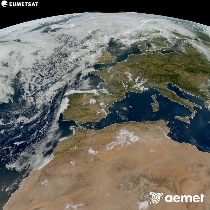 Esta imagen RGB se genera utilizando informaci�n de los canales visibles del sat�lite METEOSAT-12, perteneciente a la tercera generaci�n de sat�lites Meteosat (MTG). Por ese motivo, s�lo hay informaci�n en la zona iluminada por el sol. Nos muestra una imagen con una apariencia muy similar a la que percibir�a el ojo humano desde el espacio. Las horas indicadas se refieren a la pen�nsula (una hora menos en las Islas Canarias).&nbsp;viernes, 14 agosto 2026 a las 13:00