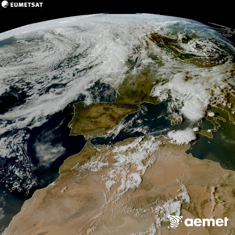 RGB irudi hori METEOSAT-12 satelitearen kanal ikusgarrien informazioa erabiliz sortzen da, Meteosat (MTG) sateliteen hirugarren belaunaldikoa. Horregatik, eguzkiak argiztatzen duen eremuan baino ez dago informaziorik. Espaziotik giza begiak ikusiko lukeenaren oso antzeko itxura duen irudi bat erakusten digu. Ordu horiek penintsulari dagozkio (ordubete gutxiago Kanariar Uharteetan).&nbsp;osteguna, 2026ko irailak 10, ordua: 18:00