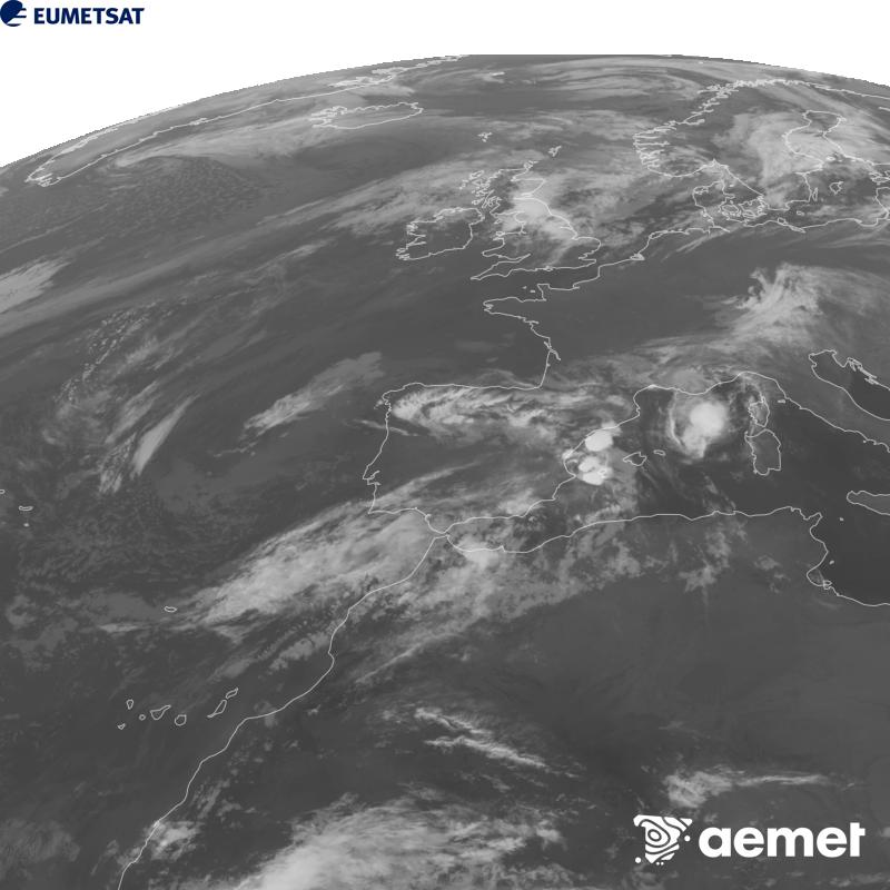 Esta imaxe x�rase utilizando informaci�n da canle Infravermella 10.5 �m do sat�lite METEOSAT-12, pertencente � terceira xeraci�n de sat�lites Meteosat (MTG). Para que a imaxe se asemelle m�is � percepci�n do ollo humano, a escala de grises est� investida. As horas indicadas ref�rense � pen�nsula (unha hora menos nas Illas Canarias).&nbsp;luns, 5 outubro  2026 01:00