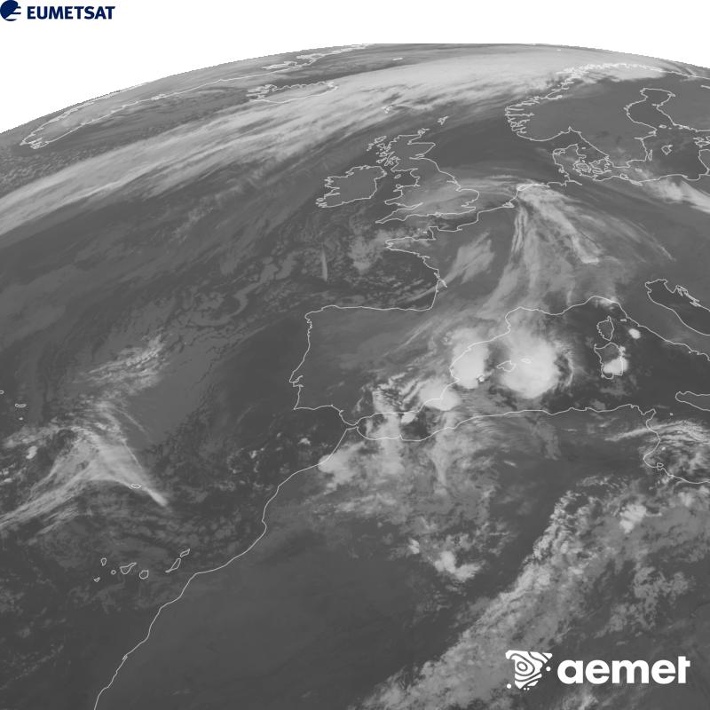 Irudi hau METEOSAT-12 satelitearen 10.5 �m Infragorri kanaleko informazioa erabiliz sortzen da, Meteosat (MTG) sateliteen hirugarren belaunaldikoa. Irudiak giza begiaren pertzepzioaren antz handiagoa izan dezan, grisen eskala alderantzizkoa da. Ordu horiek penintsulari dagozkio (ordubete gutxiago Kanariar Uharteetan).&nbsp;astelehena, 2026ko urriak 19, ordua: 03:00
