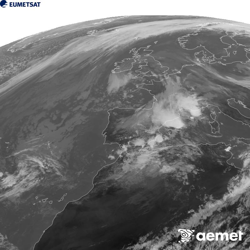Irudi hau METEOSAT-12 satelitearen 10.5 �m Infragorri kanaleko informazioa erabiliz sortzen da, Meteosat (MTG) sateliteen hirugarren belaunaldikoa. Irudiak giza begiaren pertzepzioaren antz handiagoa izan dezan, grisen eskala alderantzizkoa da. Ordu horiek penintsulari dagozkio (ordubete gutxiago Kanariar Uharteetan).&nbsp;astelehena, 2026ko urriak 19, ordua: 14:00