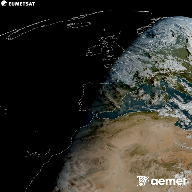 RGB irudi hori METEOSAT-12 satelitearen kanal ikusgarrien informazioa erabiliz sortzen da, Meteosat (MTG) sateliteen hirugarren belaunaldikoa. Horregatik, eguzkiak argiztatzen duen eremuan baino ez dago informaziorik. Espaziotik giza begiak ikusiko lukeenaren oso antzeko itxura duen irudi bat erakusten digu. Ordu horiek penintsulari dagozkio (ordubete gutxiago Kanariar Uharteetan).&nbsp;astelehena, 2026ko urriak 26, ordua: 08:00