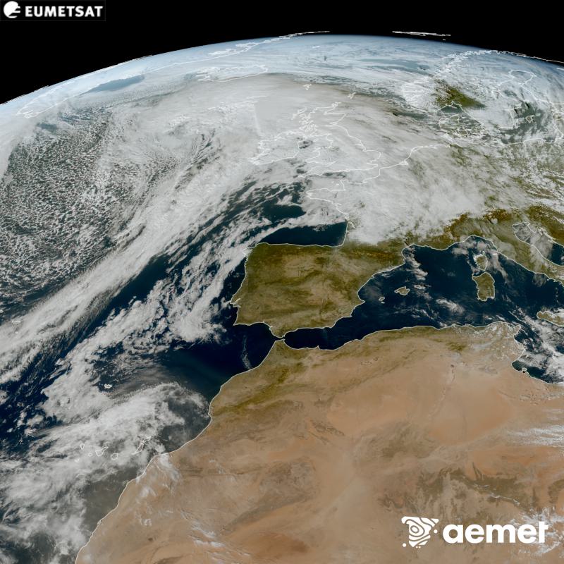 RGB irudi hori METEOSAT-12 satelitearen kanal ikusgarrien informazioa erabiliz sortzen da, Meteosat (MTG) sateliteen hirugarren belaunaldikoa. Horregatik, eguzkiak argiztatzen duen eremuan baino ez dago informaziorik. Espaziotik giza begiak ikusiko lukeenaren oso antzeko itxura duen irudi bat erakusten digu. Ordu horiek penintsulari dagozkio (ordubete gutxiago Kanariar Uharteetan).&nbsp;astelehena, 2026ko urriak 26, ordua: 14:00