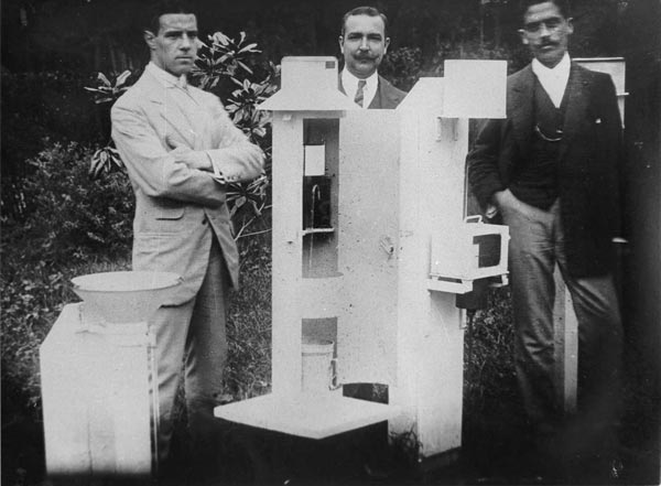 De izquierda a derecha. Hilario Alonso, Nicolás Sama, y Francico del Junco junto a un pluviógrafo del Observatorio del Retiro (hacia 1912). Cuando en 1913 se creó el Cuerpo de Meteorólogos y Auxiliares de Meteorología, Sama, Del Junco y Alonso se convirtieron en los tres primeros miembros del cuerpo