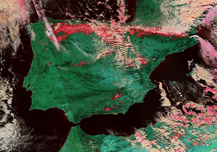 Imagen del satélite SUOMI-NPP el día 3 a mediodía, tras el paso de Helena, con realce que destaca la nieve en color rojo