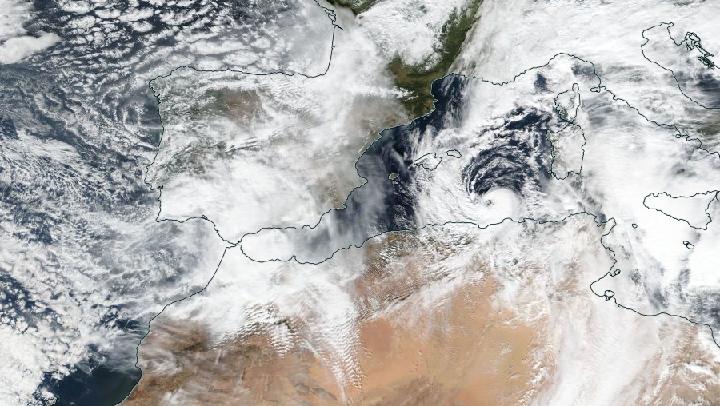 Imagen MODIS del satélite SUOMI-NPP del día 11 a mediodía, con la borrasca Bernardo centrada al norte de Argelia