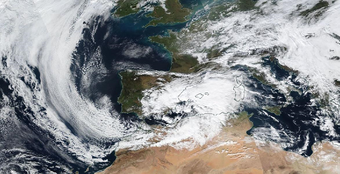 Gloria el día 19 de enero a mediodía, con su centro situado entre Ibiza y el cabo de la Nao (Imagen MODIS del satélite SUOMI-NPP)