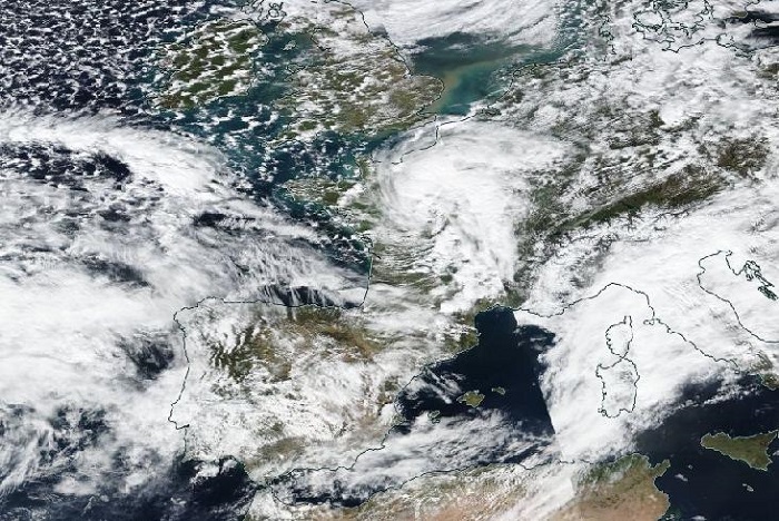 La borrasca León centrada sobre Francia el domingo 1 de marzo a mediodía (imagen MODIS natural del satélite SUOMI-NPP)