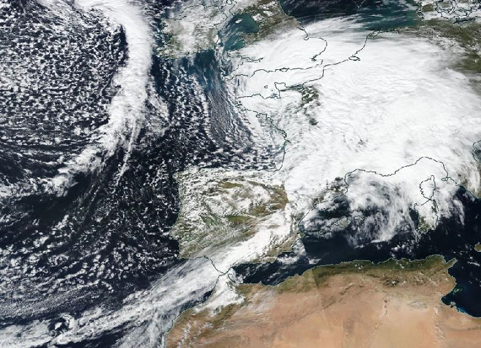 La borrasca Norberto el día 5 a mediodía, centrada sobre el norte de Francia (Imagen sensor MODIS tipo natural del satélite SUOMI-NPP)