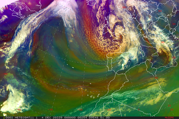 La borrasca Dora a las 00 UTC del día 4 de diciembre, momento de su mayor actividad (imagen RGB de masas de aire)