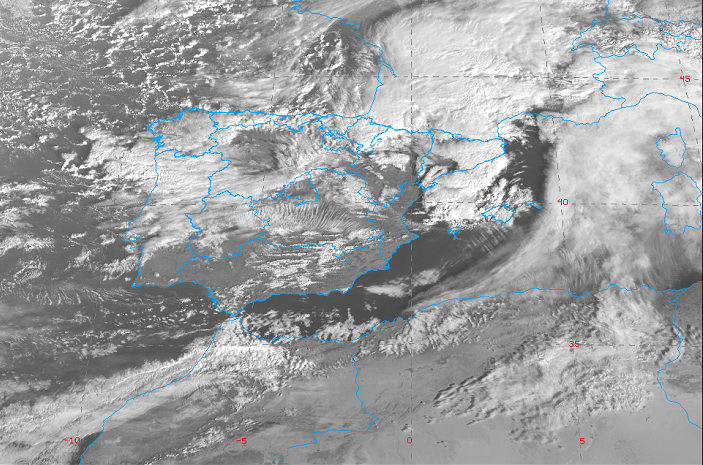 Borrasca Hortense a las 09:00 UTC del día 22 (Imagen HRVIS del MSG). Su centro se encuentra al sur de Francia y se observa la línea de turbonada que se aproxima a Baleares