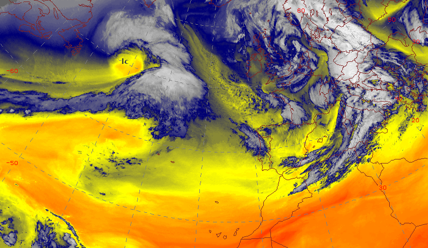 Imagen del canal de vapor de agua (7.3 micras) realzado de las 00 UTC del día 3 de noviembre. En ella se aprecia una fuerte intrusión cálida y seca sobre los 50º N y 40º W que ayudó a la rápida intensificación de Domingos. En la imagen los colores cálidos/fríos representan temperaturas más elevadas/bajas en los niveles altos de la troposfera.