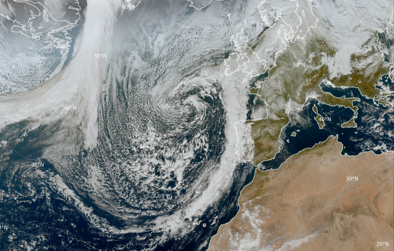Borrasca Claudia a las 12 UTC del d&iacute;a 12 de noviembre de 2025 mostrando la extensa banda nubosa asociada a su frente estacionario sobre el noroeste peninsular. Imagen RGB color verdadero del sat&eacute;lite Meteosat-12.