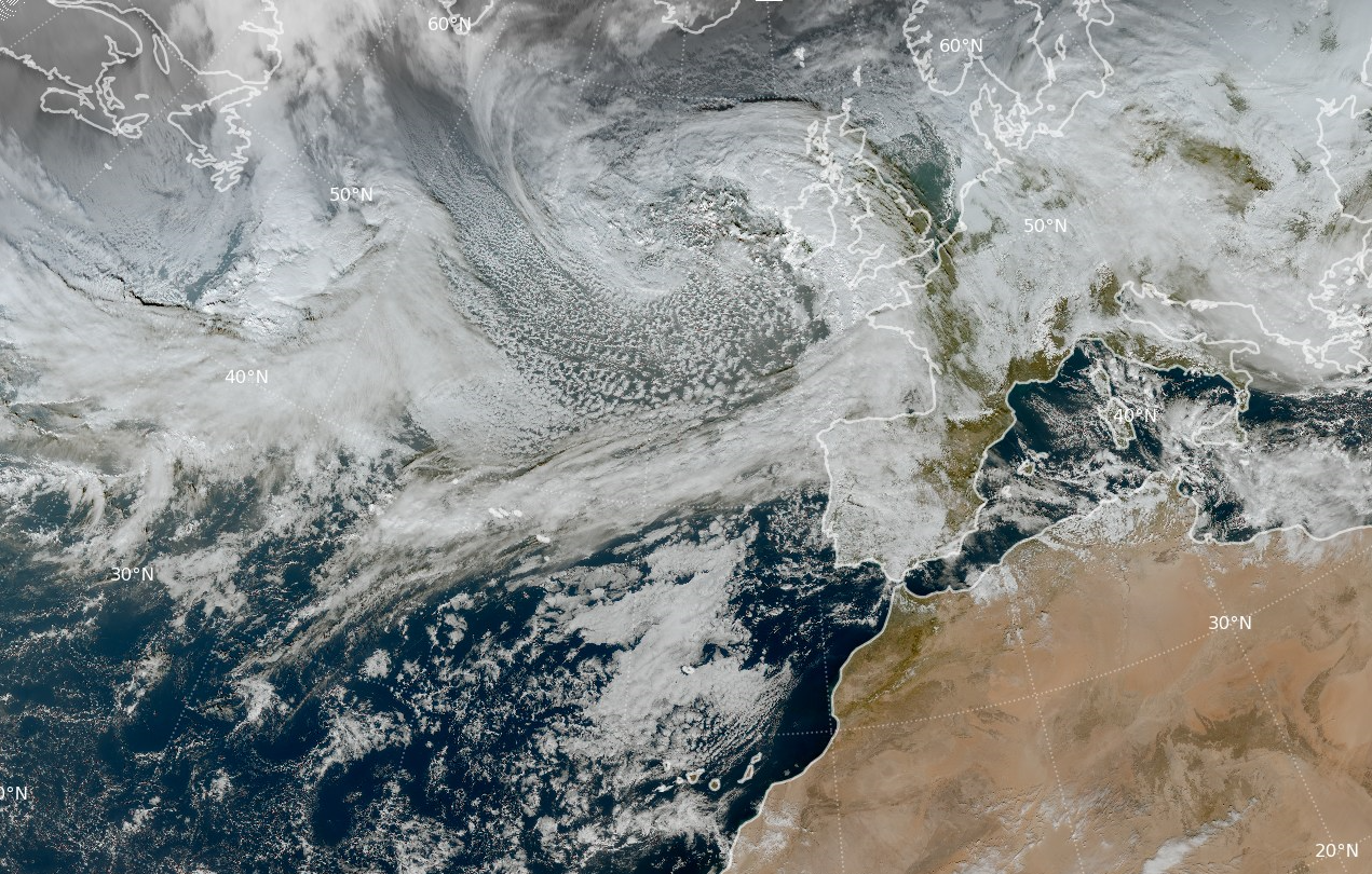 Borrasca Davide a las 12 UTC del d&iacute;a 5 de diciembre de 2025 mostrando la extensa banda nubosa asociada a su frente c&aacute;lido que se encuentra posicionado sobre la mitad oeste peninsular. Imagen RGB color verdadero del sat&eacute;lite Meteosat-12.