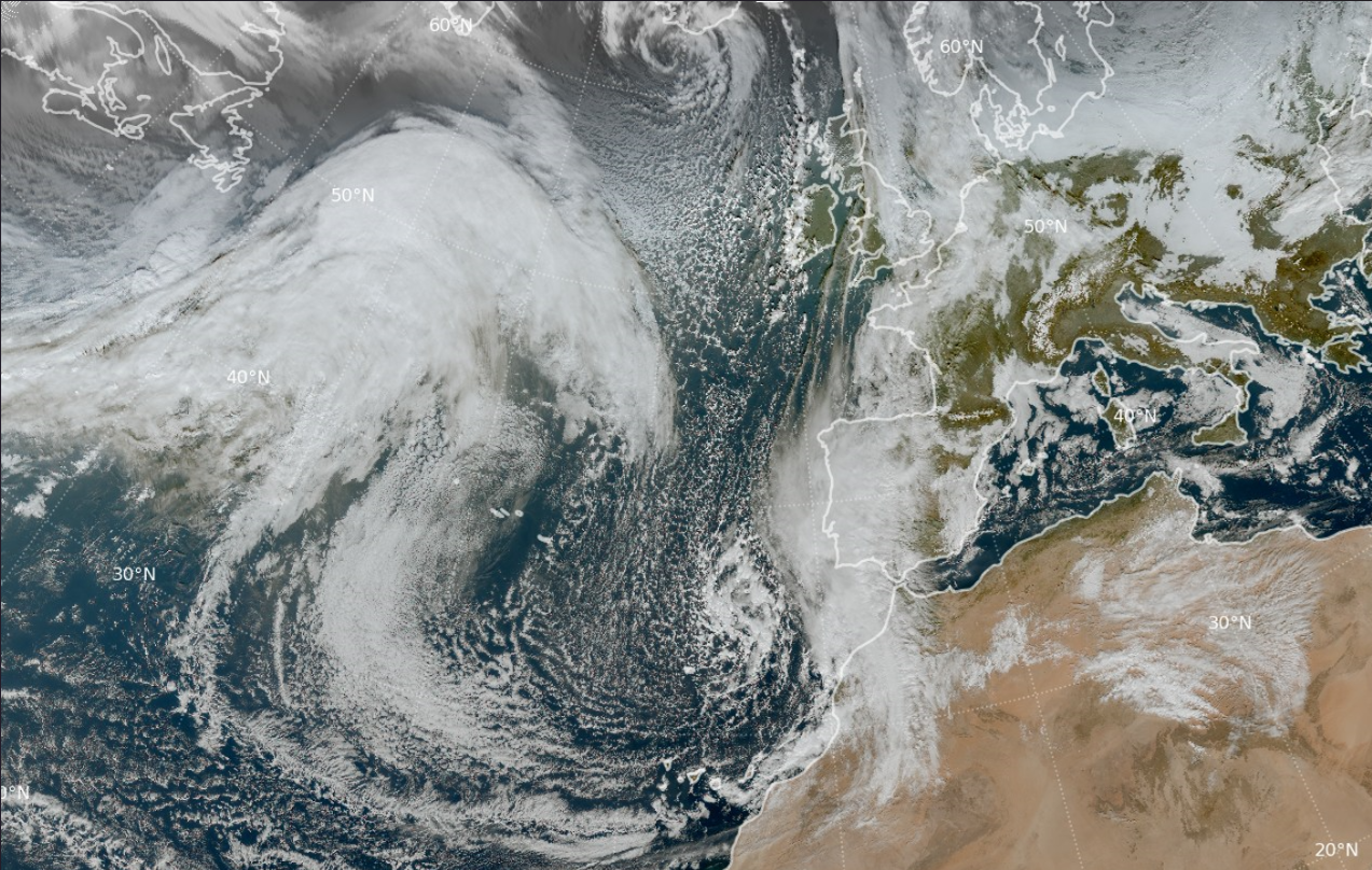 Borrasca Emilia a las 12 UTC del d&iacute;a 12 de diciembre de 2025 centrada entre la Pen&iacute;nsula y Canarias, mostrando la banda nubosa asociada a su frente c&aacute;lido sobre la mitad oeste peninsular y la asociada a su frente fr&iacute;o llegando a las islas Canarias orientares. Imagen RGB color verdadero del sat&eacute;lite Meteosat-12.