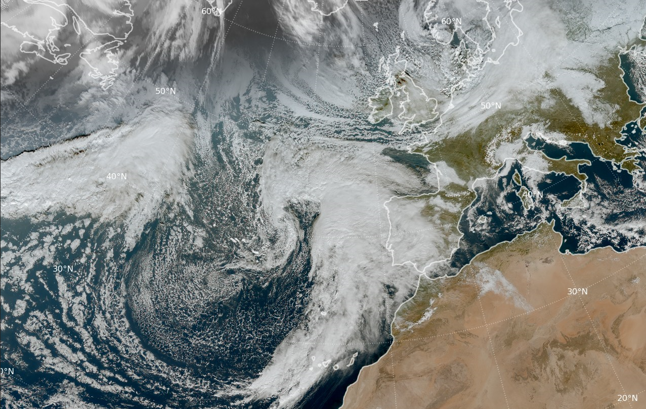 Borrasca Francis a las 12 UTC del d&iacute;a 1 de enero de 2026 localizada al oeste de la Pen&iacute;nsula, mostrando la nubosidad asociada a su sistema de frentes que en este momento invade la mitad occidental peninsular y Canarias. Imagen RGB color verdadero del sat&eacute;lite Meteosat-12.