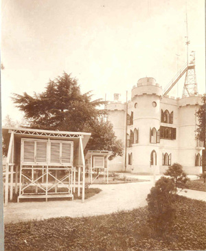 Jardín meteorológico de la sede del antiguo Instituto Central Meteorológico en el parque del Retiro a comienzos del siglo XX