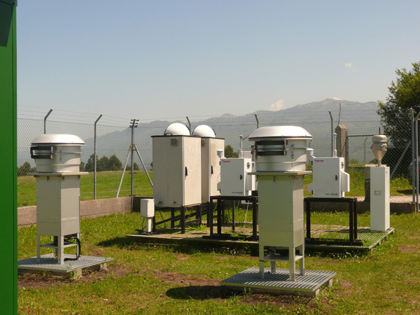 Instrumentos para la toma de muestras de precipitación y aerosoles en la estación de la red EMEP/VAG/CAMP situada en Niembro (Asturias)