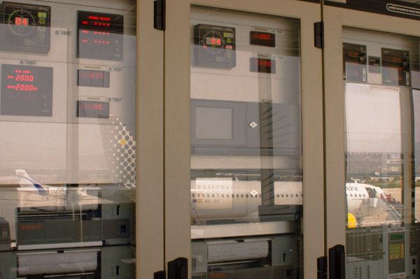 Armario con sistemas de visualización, presentación y registro de distintos tipos de observaciones en la oficina meteorológica del aeropuerto de Granada