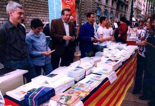 Personal del CMT en Cataluña en el puesto de venta de libros