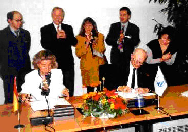 Firma del Convenio para la creación del SAF de "Nowcasting" por los los directores generales del INM y EUMETSAT. Diciembre 1996