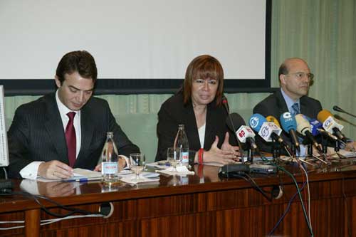 Cristina Narbona con Arturo Gonzalo Aizpiri y Francisco Cadarso