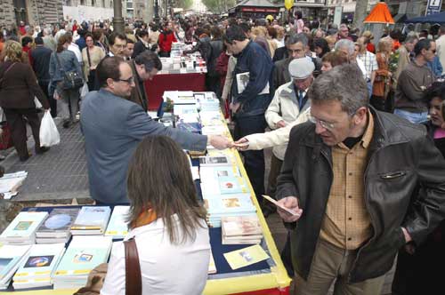 Puesto de venta de publicaciones del Centro Meteorológico en la Rambla de Barcelona